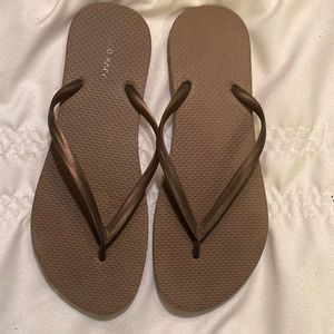 Old navy bronze color flip flops size 9